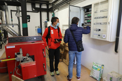 Tècnics municipals inspeccionant la instal·lació elèctrica del col·legi Francesco Tonucci, ahir.