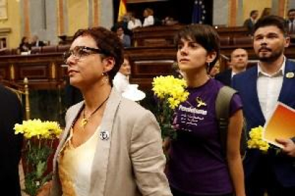 Los diputados de ERC acuden a la investidura con flores amarillas