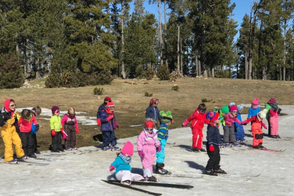 Imagen de niños esquiando en Tuixent esta semana. 