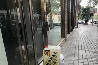 Explosius falsos - Diversos artefactes explosius simulats van aparèixer ahir al matí al davant de les seus de l’ANC, Òmnium, ERC, Podem, la conselleria d’Interior i la CUP, a Barcelona.