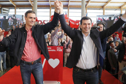 El presidente del Gobierno, Pedro Sánchez, con el candidato del PSOE a la Xunta, Gonzalo Caballero.