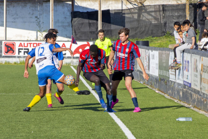 Una acción del partido de ayer entre el Tàrrega y el Can Vidalet.