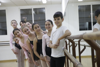 Justin Costache, un niño leridano de 11 años, esta semana en la escuela Espai Dansa de Lleida, acompañado del resto de alumnas de una de las clases.