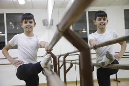 Justin Costache, un niño leridano de 11 años, esta semana en la escuela Espai Dansa de Lleida, acompañado del resto de alumnas de una de las clases.