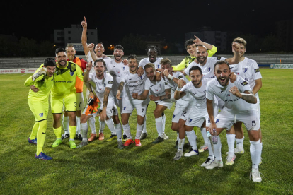 Els jugadors de l’Inter d’Escaldes celebren la victòria sobre l’HB, campió de les illes Fèroe.