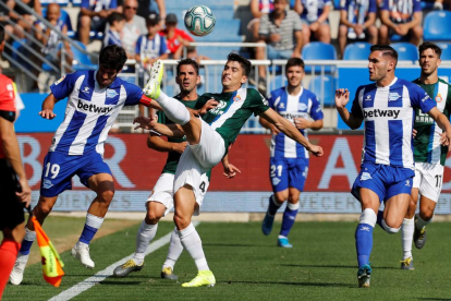 Campuzano disputa el balón con el capitán del Alavés, Manu García, ayer en Mendizorroza.