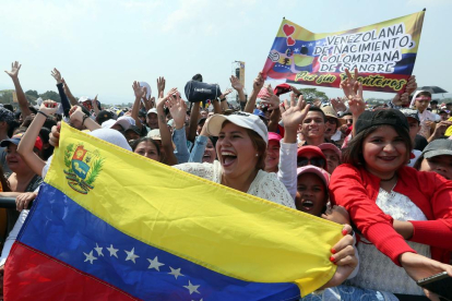 Decenas de personas disfrutan del concierto Venezuela Aid Live, en el puente fronterizo de Tienditas.
