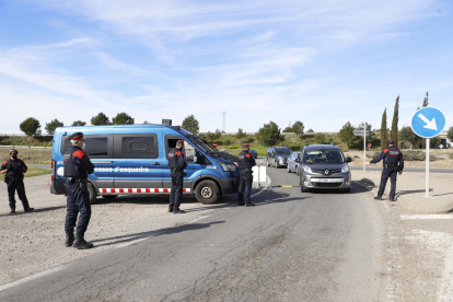 Imagen del control de Mossos ayer al mediodía a la salida de la A-2 hacia Alcarràs. 
