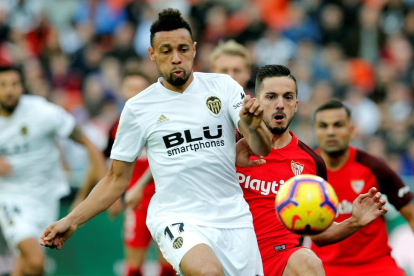 Francis Coquelin disputa la pilota amb el centrecampista del Sevilla Pablo Sarabia.