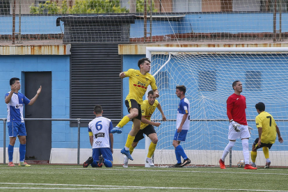 Soldevila celebra el primer gol del Mollerussa ahir durant el partit contra el Can Vidalet.