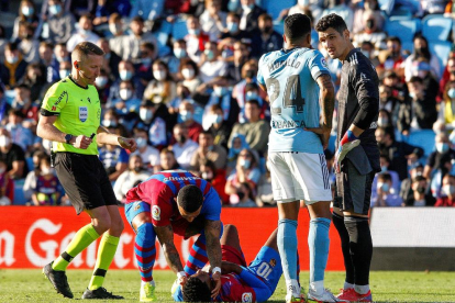 Memphis Depay se interesa por el estado de Ansu Fati, tendido en el suelo después de sufrir una lesión muscular.