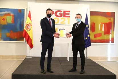 El president del Govern espanyol, Pedro Sánchez, i el vicepresident segon i ministre de Drets Socials i Agenda 2030, Pablo Iglesias, durant un acte de presentació a la Moncloa de les claus de l'avantprojecte de llei dels Pressupostos Generals de l'Estat (PGE) per al 2021.