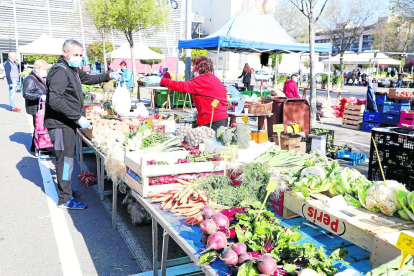 Dissabte passat els venedors de fruites i verdures sí que van poder instal·lar les parades al mercadillo.