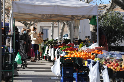 Linyola recupera el seu mercat - Linyola va recuperar dijous, amb menys parades de l’habitual, el mercat setmanal. Va ser el primer després d’haver-lo suspès per l’augment de contagis al municipi. El consistori va constatar que el nombre di ...