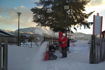 Preparativos en las pistas de Port del Comte, con 85 centímetros de nieve, y colas de niños para esquiar en las instalaciones de Port Ainé.