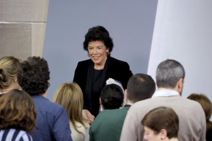 La portavoz del Gobierno en funciones, Isabel Celaá tras la rueda de prensa tras el Consejo de Ministros celebrado en el Palacio de la Moncloa en Madrid este viernes.