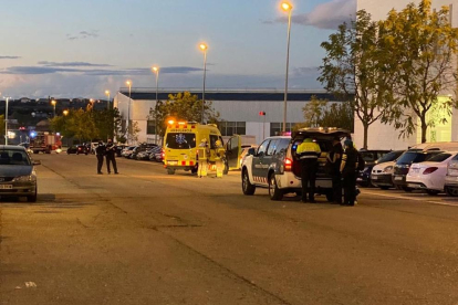 Los equipos de emergencia ayer por la tarde en el lugar del accidente. 