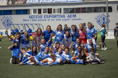 Les jugadores de l’AEM al celebrar la victòria amb el Reial Oviedo a la gespa després del partit.