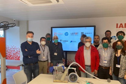 L’equip de la Zona Franca de Barcelona que ha creat els respiradors amb impressores 3D.