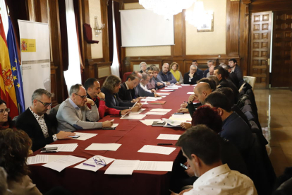 Una imagen de la reunión del subdelegado del Gobierno español en Lleida, José Crespín, con los representantes de los ayuntamientos.