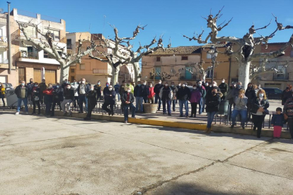 La reunió de pagesos afectats es va portar a terme a la plaça de Bovera ahir al matí.