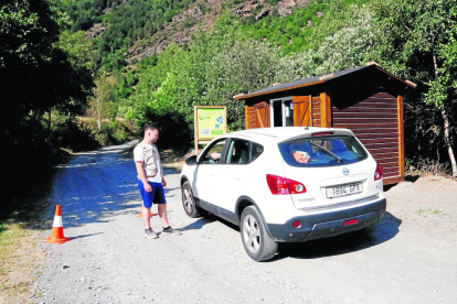 Turistas contratando el servicio de taxis para visitar el Parc Nacional d’Aigüestortes, la joya natural del Pirineo.