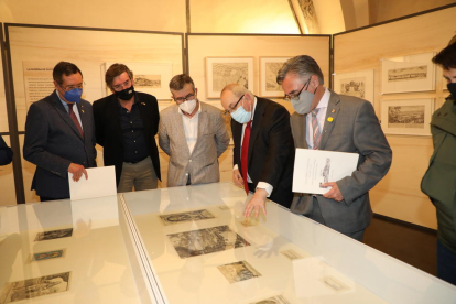 El óleo del ‘Sitio y toma de Alguaire’, estrella de la nueva exposición del Museu de Lleida, con grabados de la colección Gelonch, inaugurada ayer por el conseller Tremosa.