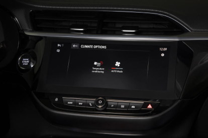 La nova app myOpel permet climatitzar l'interior de l'Opel Corsa-e abans d'accedir al vehicle.