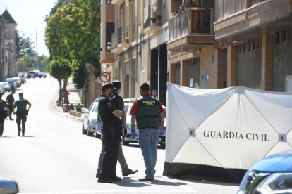 La Guardia Civil, ayer en la zona en la que se produjo el asesinato machista en Barbastro.