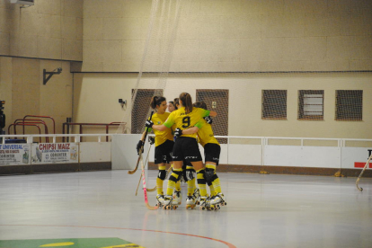 Jugadores del Vila-sana celebren un dels gols.