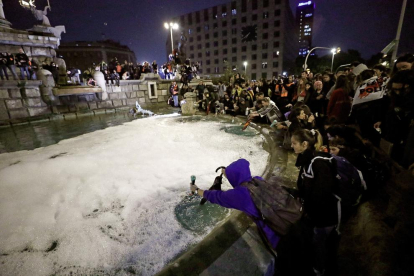 Imagen de la fuente de la plaza España de Barcelona llena de espuma tras verter el jabón. 