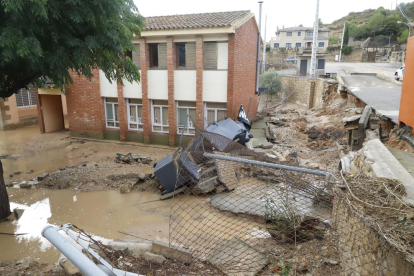 El patio del colegio y la ‘escola bressol’ de Vinaixa, en octubre de 2019 tras el paso del temporal Dana. 