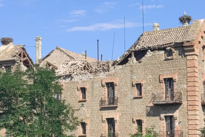 Imatge de la Casa Gran amb part de la teulada enfonsada.