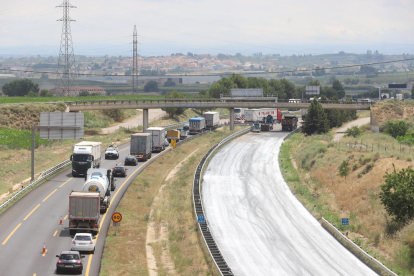 Las obras para reparar el firme de la A-2 en el Segrià, que ejecuta el Estado y que seguirán este verano. 