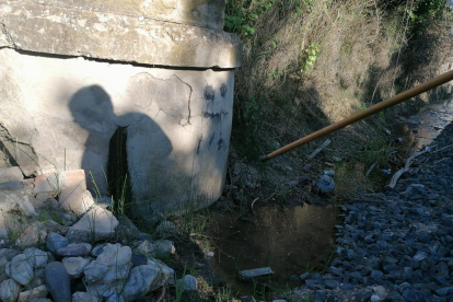 Veïns del bloc de Balaguer traient aigua el dia 23 de juny.