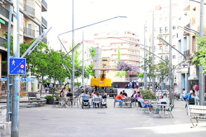 Vista de la parte de la calle Bisbe Ruano que está cerrada al tráfico y que lleva a la plaza Ricard Viñes. 