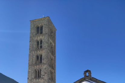 Dos visitantes ayer en la iglesia de Sant Climent de Taüll.