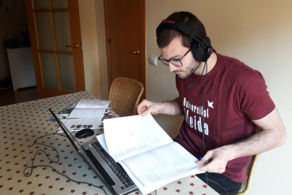 Un estudiante de la UdL, atendiendo el chat en la feria virtual UNIFeria destinada a grados.