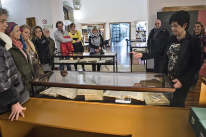 La mostra inclou una trentena de documents que van de l’any 1072 fins al segle XX.