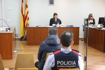 El acusado de intentar lanzar por la ventana a la expareja en Lleida, al juicio