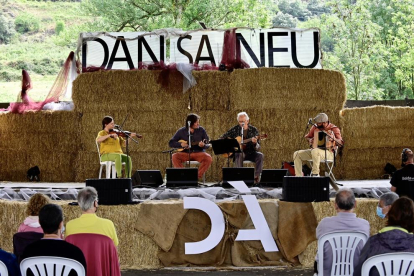 El recinto ferial de Esterri d’Àneu acogió  el espectáculo protagonizado por la agrupación de folk Corrandes junto al artista Jaume Arnella. 