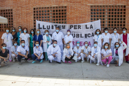 Protesta ayer en la Atención Primaria en los ambulatorios de Rambla Ferran, a la izquierda, y de Tàrrega, a la derecha.