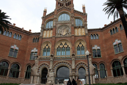 Façana exterior de l’hospital Sant Pau de Barcelona, on va ingressar la víctima de l’agressió.