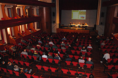 La reunión se llevó a cabo en el teatro L’Amistat. 