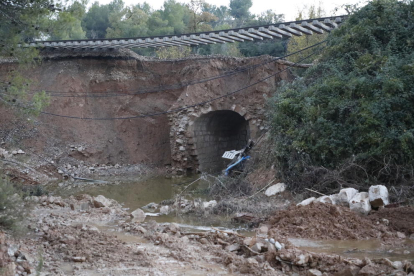 Imagen de archivo del tramo de la vía del tren de la costa que quedó colgando en Vinaixa tras las inundaciones del 22 de octubre. 