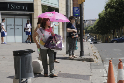 Una dona amb un para-sol a Lleida.
