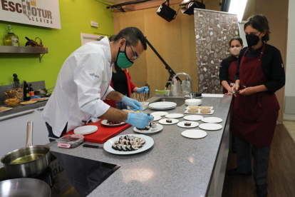 El director de l’Escola d’Hoteleria i part de l’equip de Zyrcular Foods, abans de la ‘master class’.