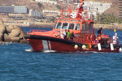Una embarcación de Salvamento Marítimo tras un rescate.