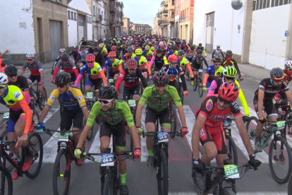 Més de 500 ciclistes participen a la cinquena edició de la Pedal Medieval de Guissona