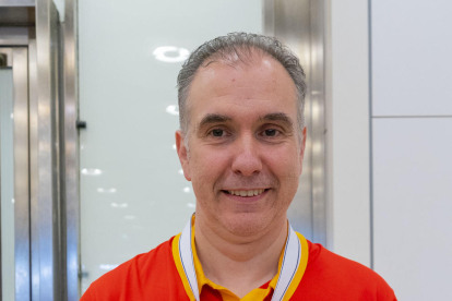 Joaquín Prado, amb la medalla a l’arribada ahir a l’aeroport.